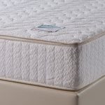 Matelas confortable avec revêtement jacquard sur un grand lit