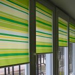 Installation von Rollvorhängen auf dem Balkon