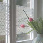Fleurs fraîches sur le rebord de la fenêtre dans le hall