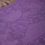 Couverture lilas tricotée avec animaux et coeurs