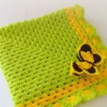 Tricot plaid jaune-vert avec un papillon