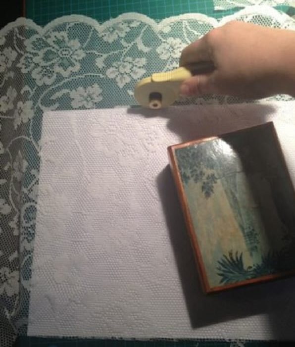 Couper un morceau de tulle pour le collage du verre
