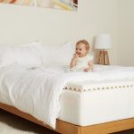 Haut matelas orthopédique et un surmatelas supplémentaire pour un sommeil confortable.