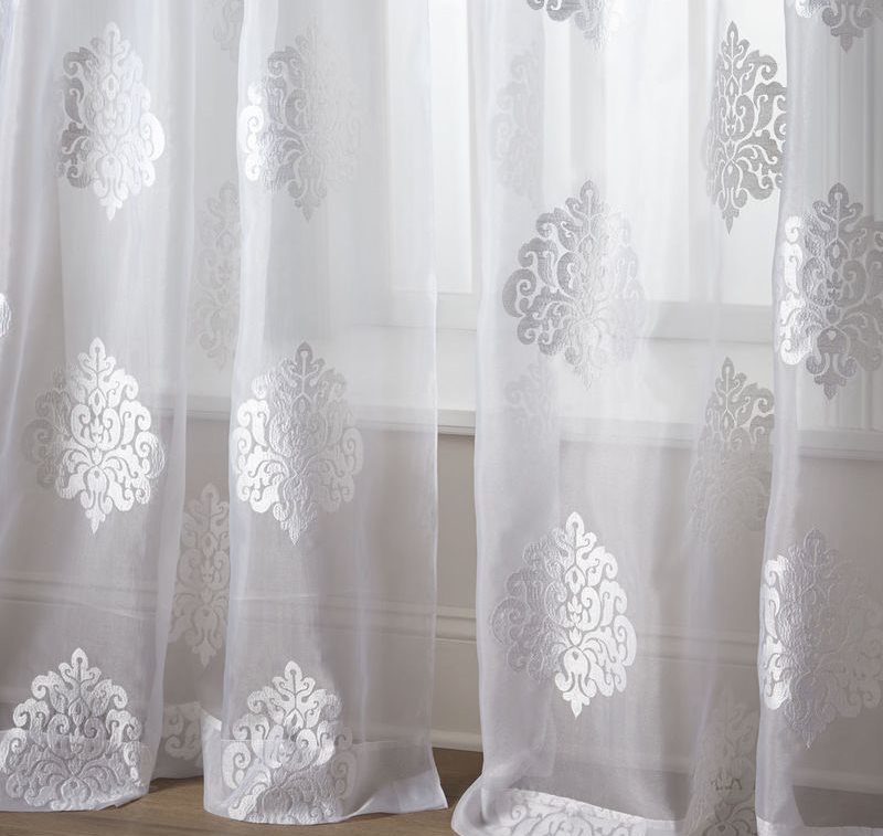 Tulle blanc brillant synthétique avec ornement