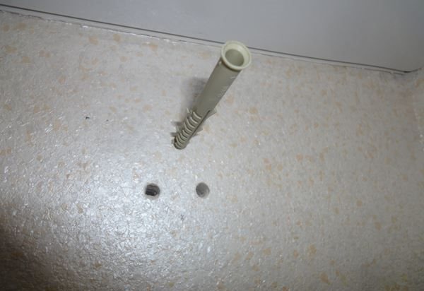 Installation à faire soi-même de chevilles en plastique dans le mur