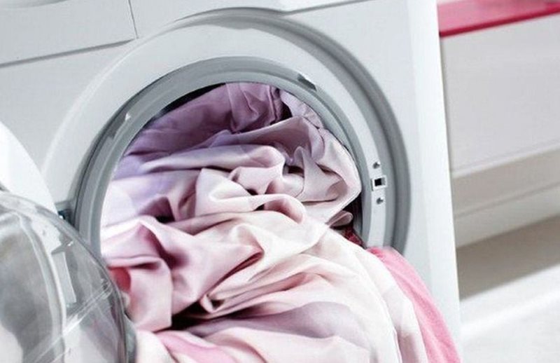 Loading curtains in the drum of an automatic washing machine