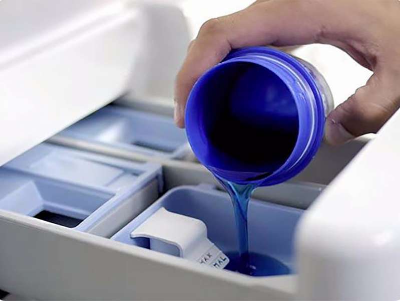 Filling liquid gel for washing curtains in the compartment of the machine