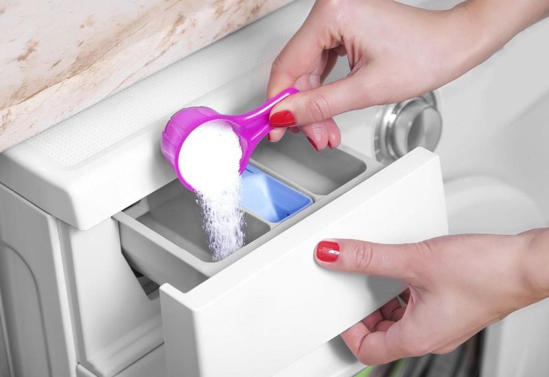 Fall asleep washing powder in the machine compartment