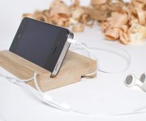 debout sous le téléphone faites-le vous-même