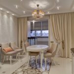 rideaux classiques sur la corniche de plafond