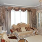 rideaux classiques sur la corniche de plafond