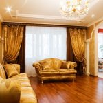 rideaux de brocart sur la corniche de plafond