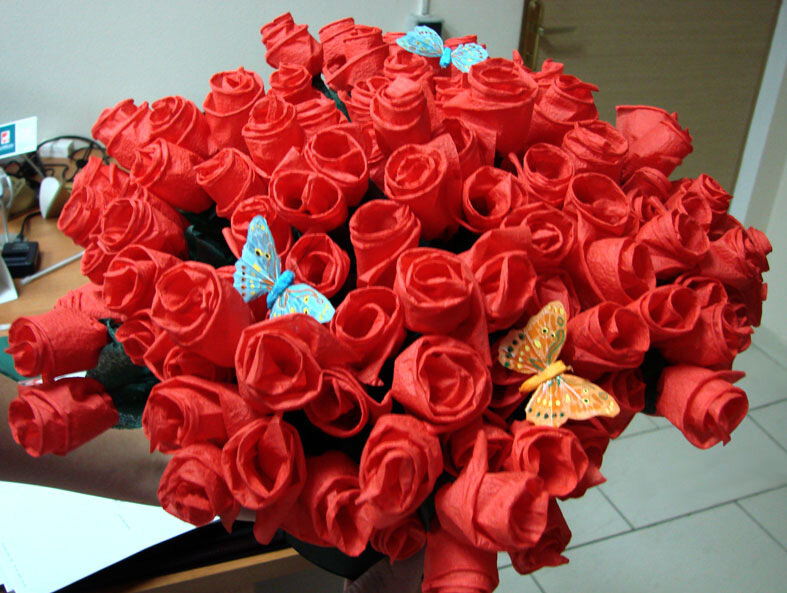 roses de serviettes de table avec leurs propres mains
