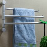 porte-serviettes dans la photo intérieure de la salle de bain