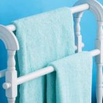 porte-serviettes dans la salle de bain