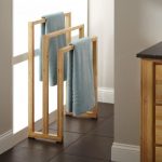 porte-serviettes à l'intérieur de la photo de la salle de bain