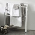 porte-serviettes dans la photo intérieure de la salle de bain