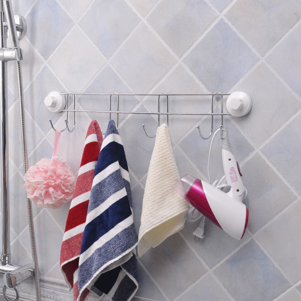 patères dans la salle de bain