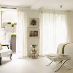 beaux rideaux à l'intérieur de l'appartement