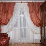 Rideaux d'air blancs et briques pour un salon classique