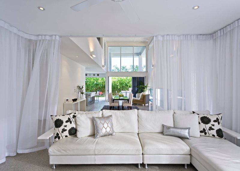 Décorer l'intérieur du salon avec des rideaux blancs