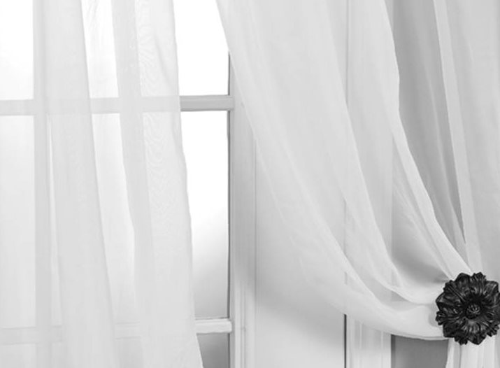 Poignée de porte noire avec tulle blanc