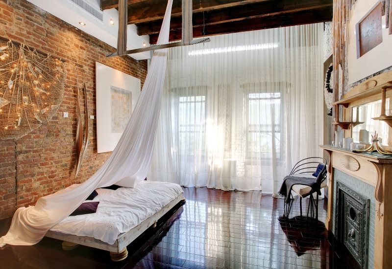 Rideaux de tulle blanc dans une chambre à coucher de style mixte