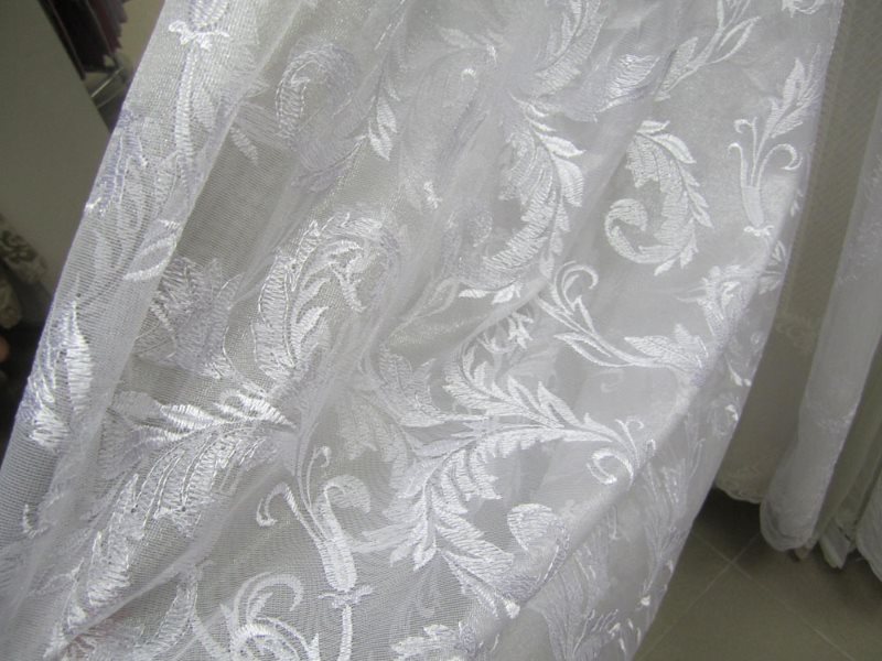 Organza blanc avec une belle broderie