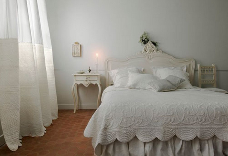 Tulle de lin blanc à l'intérieur de la chambre