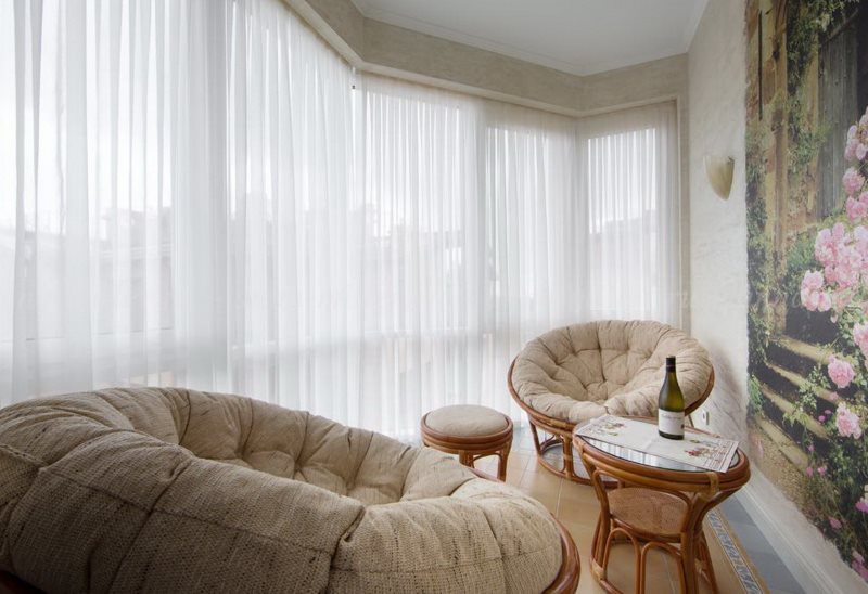 Fauteuils confortables dans la chambre avec tulle blanc