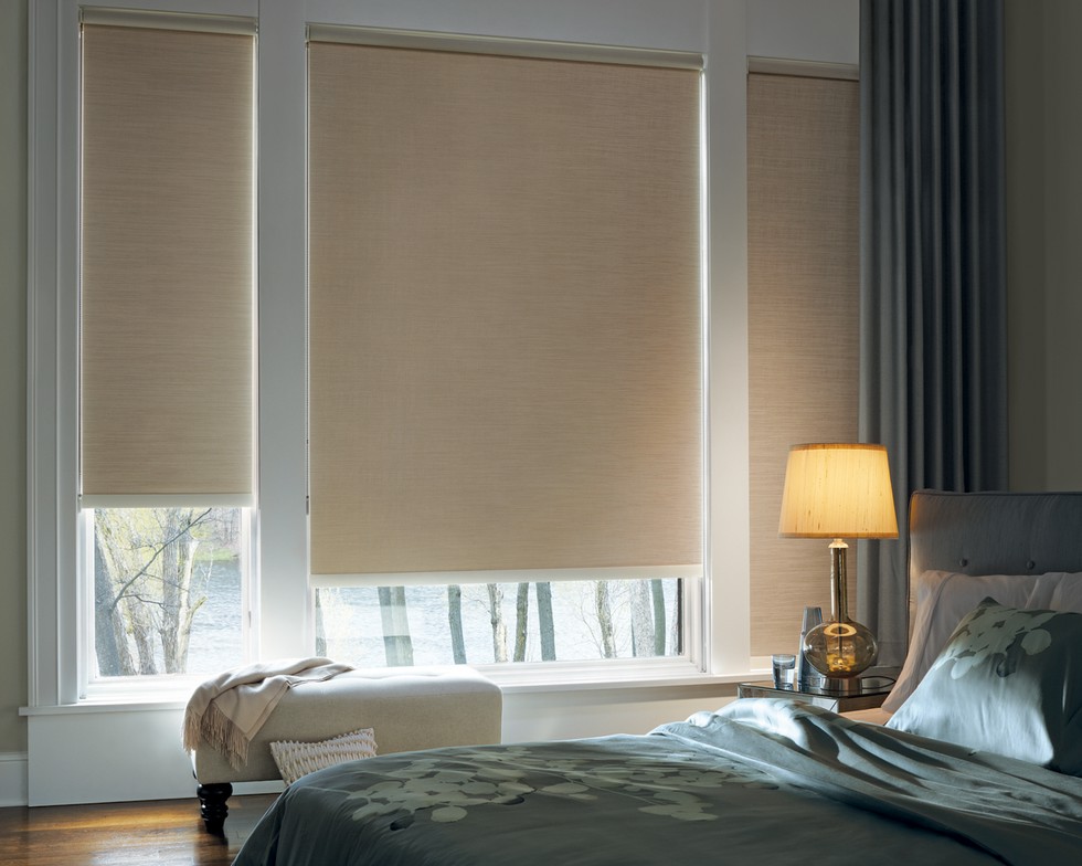Rideaux enroulés en tissu épais aux fenêtres de la chambre