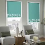 Stores turquoise avec un motif sur le bord