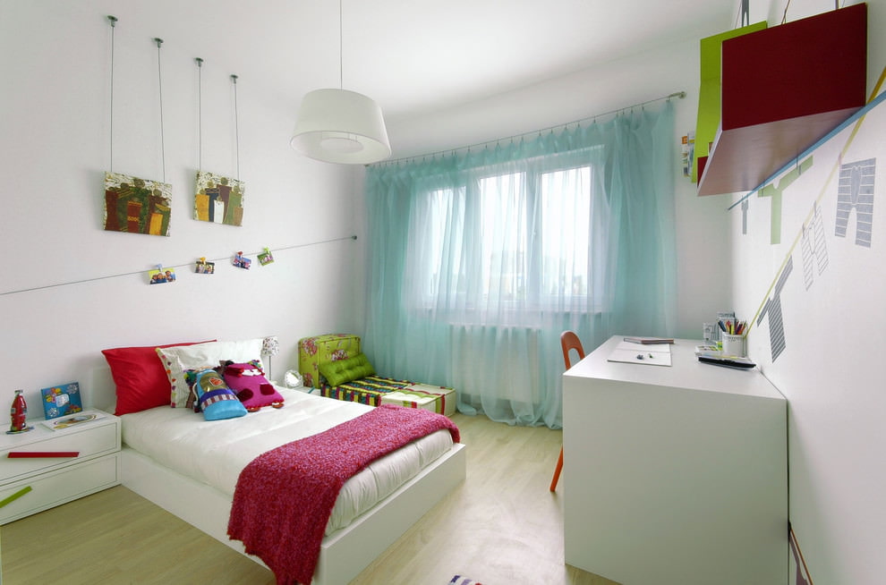 Tulle turquoise à l'intérieur de la chambre des enfants