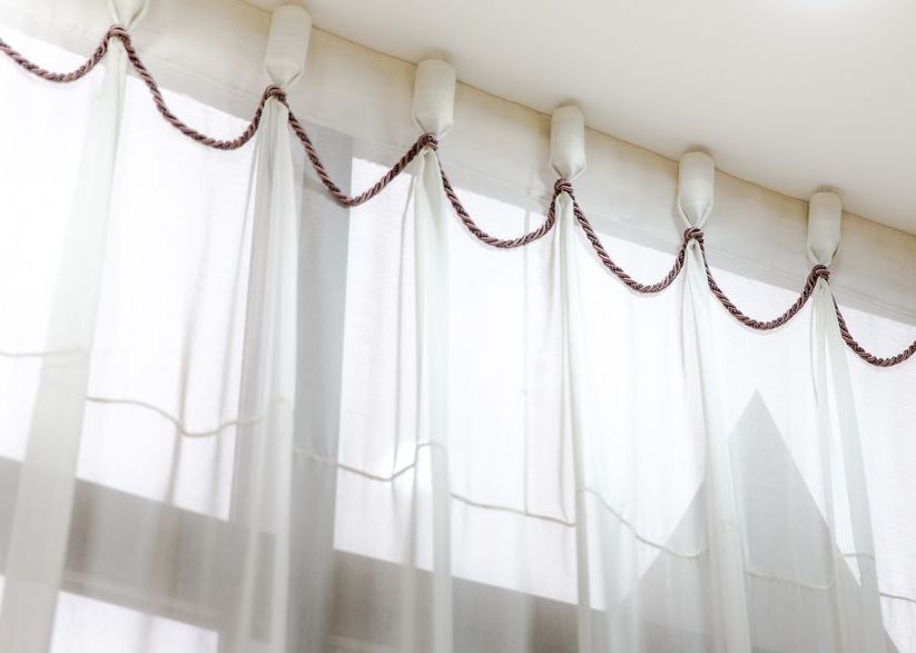 Coupe de plis sur les rideaux de tulle