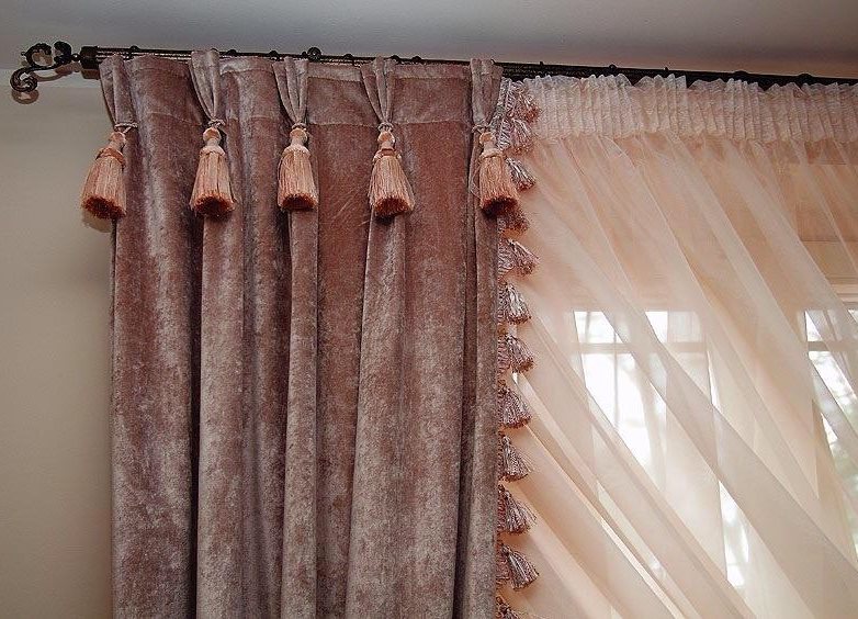 Décor top rèm tua trên móc treo