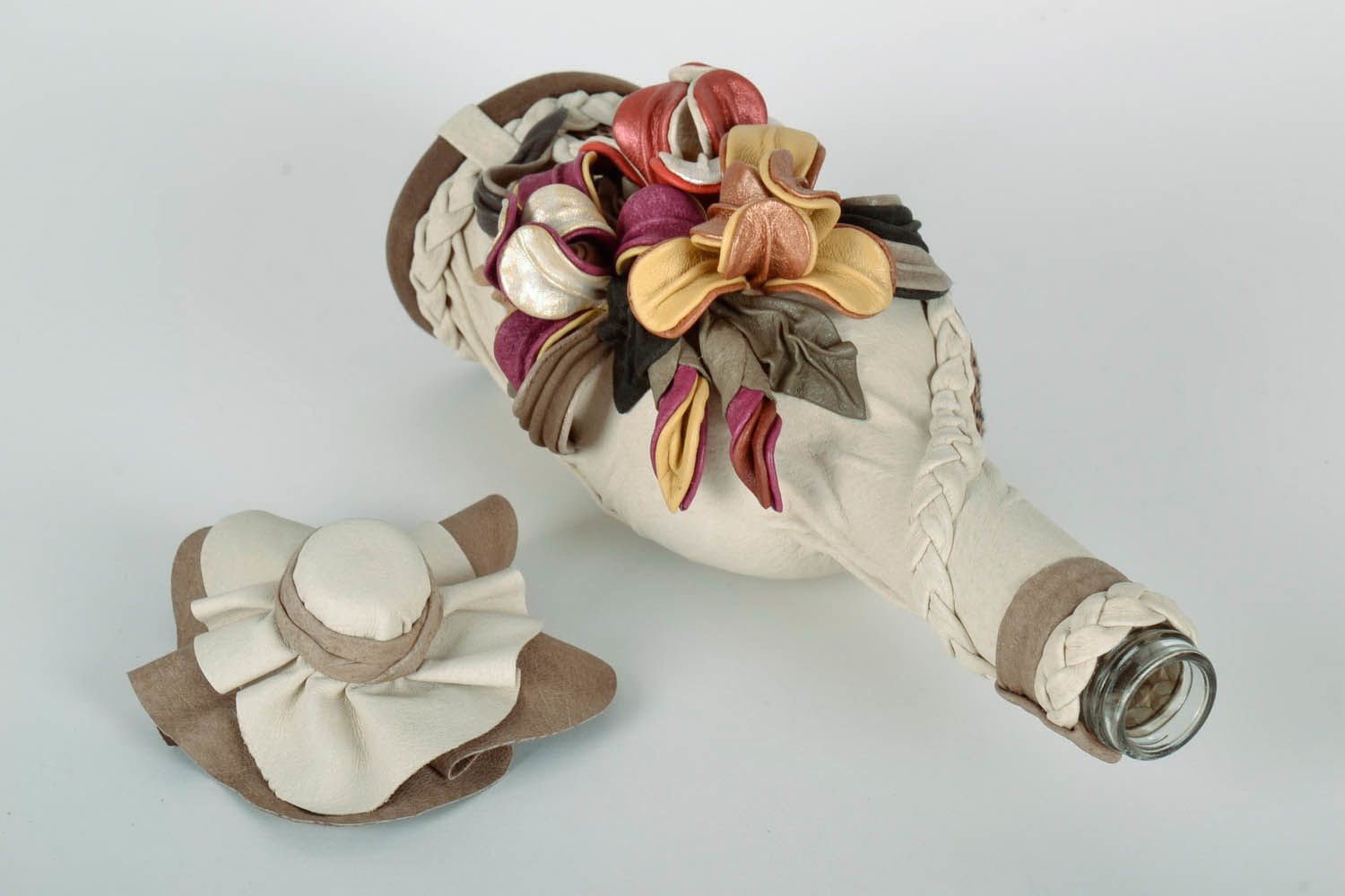 décor de bouteille en cuir