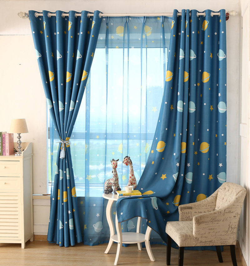 Tulle avec une teinte bleue dans la chambre un petit garçon