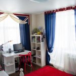 Rideaux bleus et voile blanche
