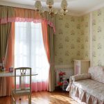 Rideaux avec lambrequin dans la chambre de la fille