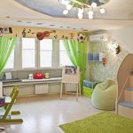 Rideaux verts sur la fenêtre de la chambre des enfants