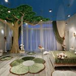 Grande chambre d'enfants avec un plafond bleu