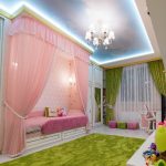 Auvent rose sur le lit de la fille