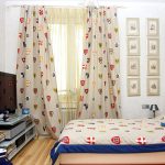 Télévision à l'intérieur de la chambre des enfants