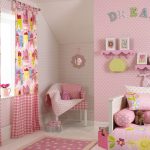 Double rideaux dans la chambre des filles