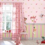 Papier peint avec des papillons sur le mur de la pépinière