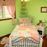 Lit bébé dans une petite pièce