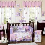 Rideaux sur des rubans dans la chambre des enfants