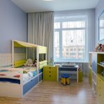 Meubles de cabinet dans la chambre du garçon