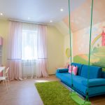 Canapé bleu dans la chambre des enfants