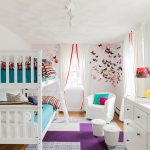 Papillons lumineux sur un mur blanc